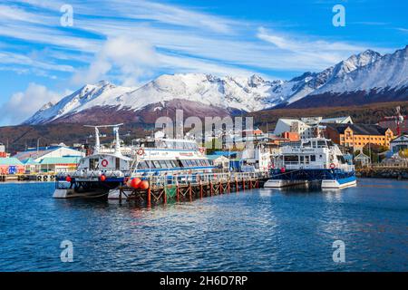 USHUAIA, ARGENTINE - 15 avril 2016 : Catamaran bateaux dans le port d'Ushuaia harbor. Ushuaia est la capitale de la province de Terre de Feu en Argentine. Banque D'Images