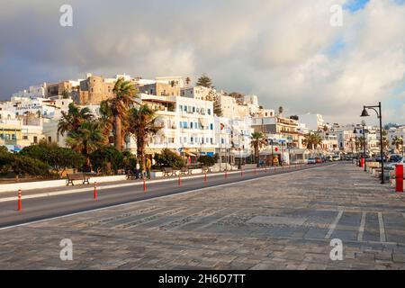 L'île de Naxos, Grèce - 24 octobre 2016 : Street dans le centre de Naxos Chora town dans l'île de Naxos en Grèce Banque D'Images