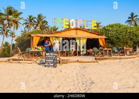 GOA, INDE - Le 09 décembre 2016 : restaurant de plage shack et transats sur Arambol beach dans le nord de Goa, en Inde. Banque D'Images