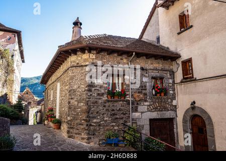 Beau village Hecho dans la vallée de Hecho dans les pyrénées Huesca Espagne Europe Banque D'Images