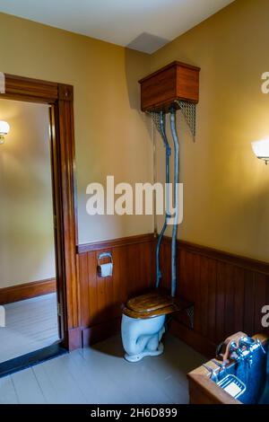 Old Fashioned High Level Flush wc et citerne dans le musée Farm House 1890, Billings Farm & Museum, Woodstock, Vermont, Nouvelle-Angleterre, États-Unis Banque D'Images