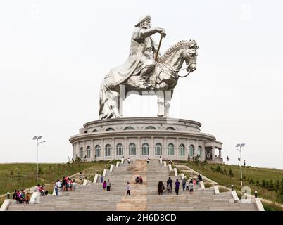 Oulan-bator, MONGOLIE - Juillet 13, 2016 : la Genghis Khan Statue équestre se trouve à 40 mètres de haut statue de Gengis Khan à cheval à Tsonjin Boldog nea Banque D'Images