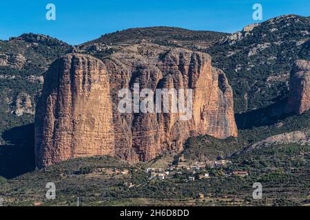 Panorama des rochers de Mallos de Riglos dans la province de Huesca, Aragon, Espagne en Europe Banque D'Images