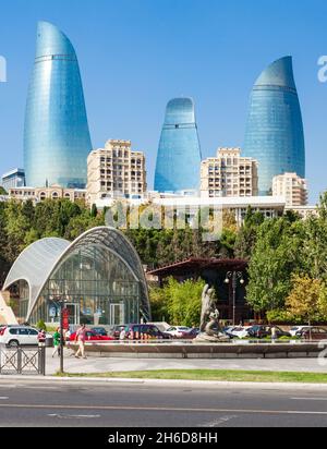 BAKU, Azerbaïdjan - 15 septembre 2016 : Flamme de Bakou et le Funiculaire de Tours, dans le centre de Bakou, Azerbaïdjan. Banque D'Images