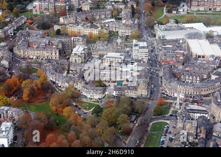 Vue aérienne du centre-ville de Harrogate, vers le nord jusqu'à West Park & Parliament Street (A61 Road) en direction de Bettys Cafe, Harrogate Banque D'Images