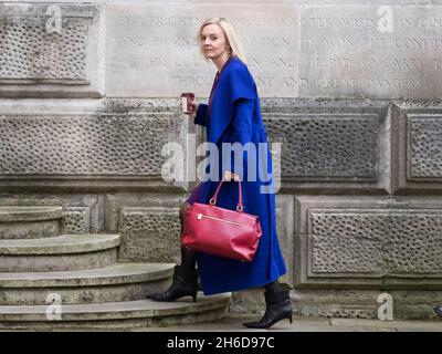 Le secrétaire aux Affaires étrangères Liz Truss arrive au bureau des Affaires étrangères du centre de Londres le 15 novembre 2021.Comme la crise frontalière entre la Pologne et le Belarus con Banque D'Images