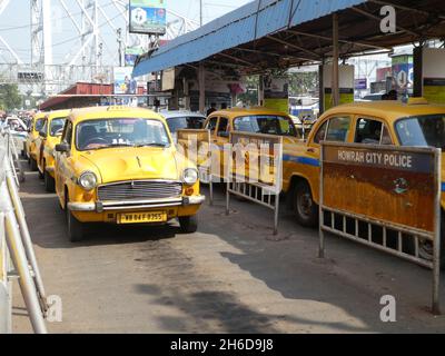 Taxis à Howrah City, Bengale-Occidental, Inde, 2019. Banque D'Images