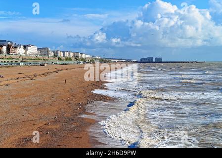 Vue sur le front de mer de Brighton, vue à l'est depuis la jetée du Palace vers la ville de Kemp, lors d'un beau jour d'automne à l'est du Sussex, Angleterre, Royaume-Uni Banque D'Images