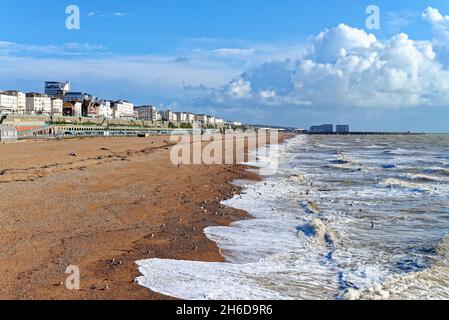 Vue sur le front de mer de Brighton, vue à l'est depuis la jetée du Palace vers la ville de Kemp, lors d'un beau jour d'automne à l'est du Sussex, Angleterre, Royaume-Uni Banque D'Images