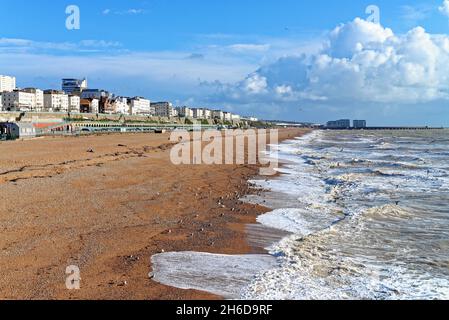 Vue sur le front de mer de Brighton, vue à l'est depuis la jetée du Palace vers la ville de Kemp, lors d'un beau jour d'automne à l'est du Sussex, Angleterre, Royaume-Uni Banque D'Images