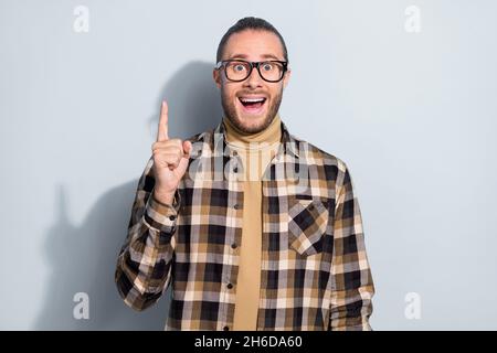 Photo d'un jeune homme excité choisir une excellente inspiration astucieuse isolé sur fond gris Banque D'Images