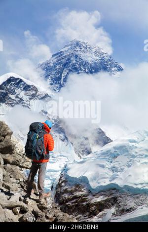 Vue sur le mont Everest 8848m de Kala Patthar avec touriste sur le chemin du camp de base de l'Everest, parc national de Sagarmatha, vallée de Khumbu, Solukhumbu, Népal Banque D'Images