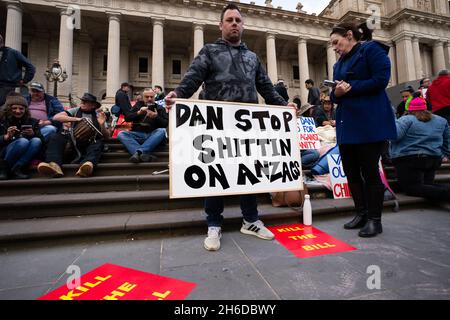 Melbourne, Australie.15 novembre 2021.Un homme est vu tenir un écriteau anti Dan Andrews pendant la protestation du Parlement d'occuper sur les marches de la Chambre du Parlement.Les manifestants ont promis d'occuper les marches du Parlement pendant que la loi de Dan Andrew sur la pandémie est débattue à la Chambre haute.Crédit : Dave Helison/Speed Media/Alamy Live News Banque D'Images