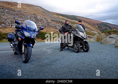 Deux Bikers font une pause au Wicklow Gap, Wicklow Irlande, République Banque D'Images