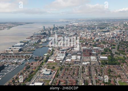 Vue depuis la zone de développement du triangle Baltique et les quais historiques jusqu'au centre-ville et à l'embouchure de la rivière Mersey, depuis le sud-est, Liverpool, 2015. Banque D'Images