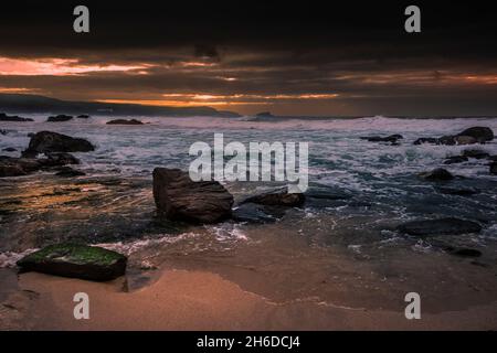Lumière du soir sur la marée entrante à la plage isolée Little Fistral sur la côte de Newquay en Cornouailles. Banque D'Images
