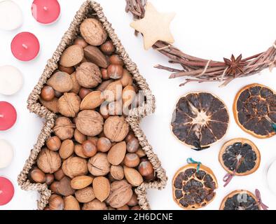 Détail de la meilleure photo de studio de couronne de Noël faite à la main et sèche avec des étoiles en pain d'épice et des anises d'étoiles isolées sur fond blanc.Concept de Noël Banque D'Images