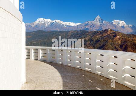 Vue sur Annapurna depuis la pagode de la paix mondiale ou stupa près de la ville de Pokhara, chaîne du Mont Annapurna, montagnes du Népal Himalaya, vue panoramique Banque D'Images