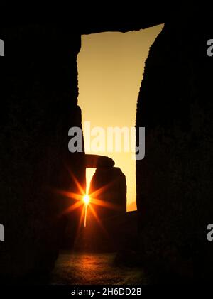 Vue générale de Stonehenge, montrant les rayons du soleil levant qui brillent à travers les ouvertures dans les trilitons, 2012. Banque D'Images