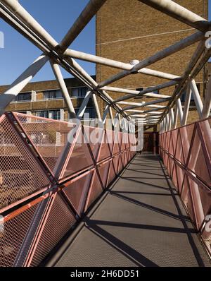 Le Royal Borough of Kensington and Chelsea Depot, Londres, 2016.Vue générale du dépôt et du logement du conseil, en regardant vers le sud le long de la passerelle tubulaire en acier reliant Broadwood Terrace et Chesterton Square. Banque D'Images