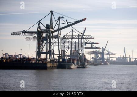 HLA Container terminal Altenwerder dans le port de Hambourg, monument culturel Koehlbrand Bridge en arrière-plan, Allemagne, Hambourg, Hambourg Banque D'Images