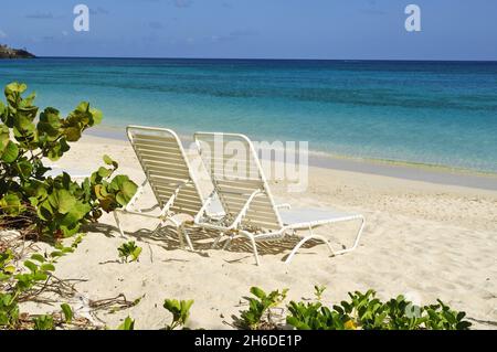 Chaises de plage sur la plage de Grand Anse, Grenade, Windward Island Banque D'Images