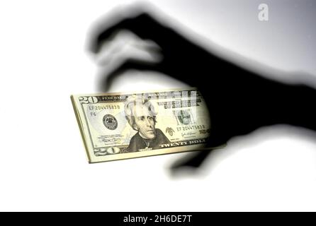 Main saisissant 20 Dollar bill, Shading, États-Unis Banque D'Images