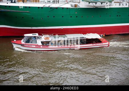 Lancement dans le port de Hambourg, Allemagne, Hambourg Banque D'Images