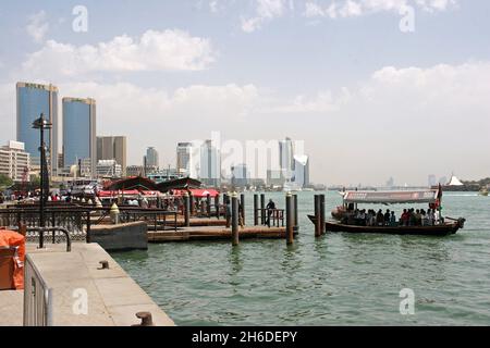 Dubai Creek dans la ville, Banque nationale de Dubaï et Chambre de commerce en arrière-plan, Émirats arabes Unis, Dubaï Banque D'Images