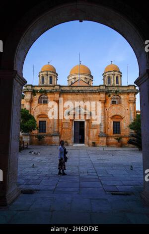 Le Monastère d'Agia Triada (Sainte Trinité) Tsagarolon est situé à environ 20 km au nord-est de la ville de Chania, dans la péninsule d'Aktorini. C'est une impressi Banque D'Images