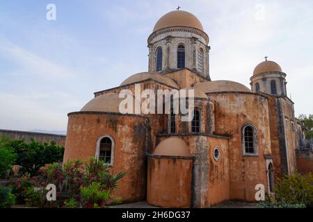 Le Monastère d'Agia Triada (Sainte Trinité) Tsagarolon est situé à environ 20 km au nord-est de la ville de Chania, dans la péninsule d'Aktorini. C'est une impressi Banque D'Images