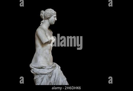 Vénus de Milo ancienne statue grecque d'Aphrodite, vers 150 et 125 av. J.-C., Musée du Louvre Ma399 ou N527.Aphrodite est représenté cheveux dans un petit pain avec un headban Banque D'Images