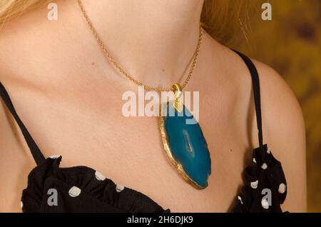 Collier en perles de verre faites à la main autour du cou d'une mannequin féminine Banque D'Images