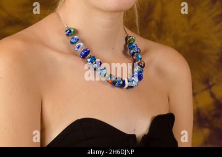 Collier en perles de verre faites à la main autour du cou d'une mannequin féminine Banque D'Images