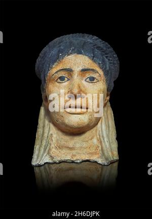 Masque funéraire en plâtre égyptien romain, 100 - 150 AD, Akhmim Panopolis.Musée du Louvre AF 2128.Momie portrait.Fragment de feuille d'or conservé à l'intérieur Banque D'Images