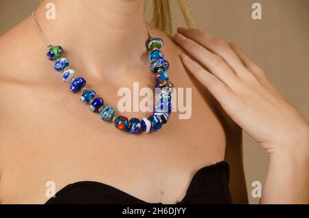 Collier en perles de verre faites à la main autour du cou d'une mannequin féminine Banque D'Images