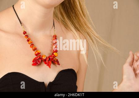 Collier en perles de verre faites à la main autour du cou d'une mannequin féminine Banque D'Images