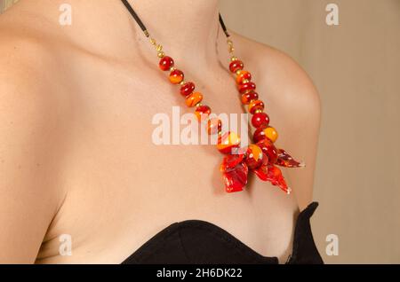 Collier en perles de verre faites à la main autour du cou d'une mannequin féminine Banque D'Images