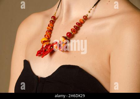 Collier en perles de verre faites à la main autour du cou d'une mannequin féminine Banque D'Images