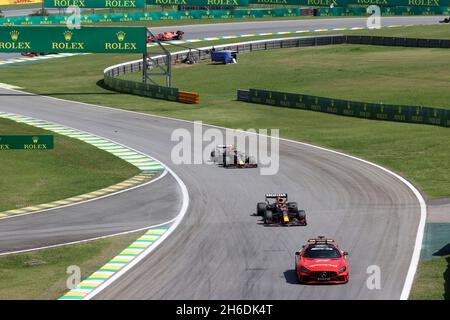 Voiture de sécurité F1, Mercedes-AMG GT R, # 33 Max Verstappen (NED, Red Bull Racing), # 11 Sergio Perez (MEX, Red Bull Racing), Grand Prix de F1 du Brésil à Autodromo Jose Carlos Pace le 14 novembre 2021 à Sao Paulo, Brésil.(Photo de HOCH ZWEI) Banque D'Images