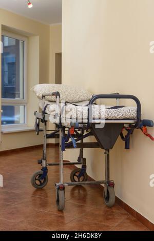 Ancien lit d'hôpital mobile et réglable. Couloir dans la clinique Banque D'Images