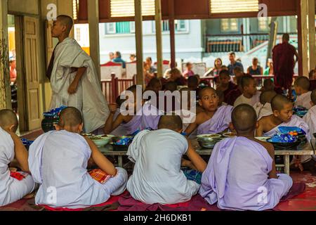 Mandalay, Myanmar - 30 décembre 2017 : les jeunes moines novices ont le repas quotidien unique au déjeuner à Mandalay, Myanmar (Birmanie) Banque D'Images