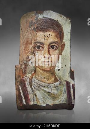 Portrait de la momie romaine égyptienne de Fayum, 100 - 199 AD, Antinopolis.Musée du Louvre E 12570.Momie portrait d'un jeune homme, cheveux courts et tunique.Le portr Banque D'Images