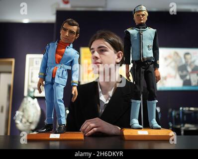 Un membre du personnel de Bonhams pose à côté (à gauche) d'une tête de marionnette originale du capitaine Paul travers de Thunderbirds, avec une estimation de Â £ 10,000-15,000,Et une tête de marionnette capitaine Blue originale et les mains du capitaine Scarlet et des Mysterons, avec une estimation de Â £ 8,000-10,000, au cours d'un appel photo pour les faits saillants de Bonhams film, Rock et Pop, y compris la propriété de la propriété de Dame Diana Rigg, à Bonhams, Londres.Date de la photo: Lundi 15 novembre 2021. Banque D'Images