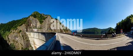 Le barrage hydroélectrique de Barajul vidraru dans les carpates de Roumanie Banque D'Images