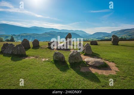 Vue en été de pierres debout atmosphériques faisant partie du cercle de pierres de Castlerigg, un ancien monument britannique datant de 3000BC, Cumbria Angleterre Banque D'Images