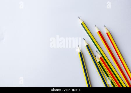 retour à l'école concept, crayon sur fond de livre blanc Banque D'Images