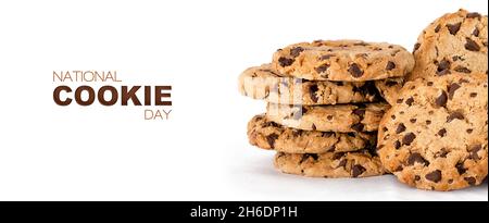 Banderole de journée avec plein de délicieux biscuits aux pépites de chocolat maison croustillants fraîchement cuits.Gros plan isolé sur blanc avec espace de copie Banque D'Images