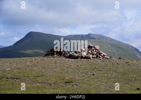 Les Wainwrights 'Red Pike' et 'High Stile' de la pile de pierres sur le sommet du parc national de Lake District de 'tarling Dodd', Cumbria, Angleterre, Royaume-Uni. Banque D'Images