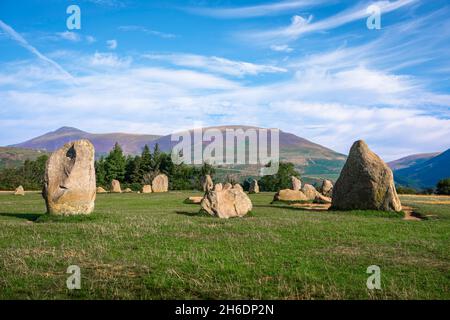 Castlerigg, vue en été de pierres debout faisant partie du cercle de pierres de Castlerigg, un ancien monument britannique datant de 3000BC, Cumbria Angleterre Banque D'Images